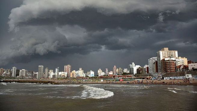 El Servicio Meteorológico Nacional mantiene una alerta amarilla por tormentas tras el meteotsunami que afectó la Costa Atlántica.