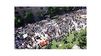 Manifestantes chilenos recorren las calles en reclamo de mejoras salariales