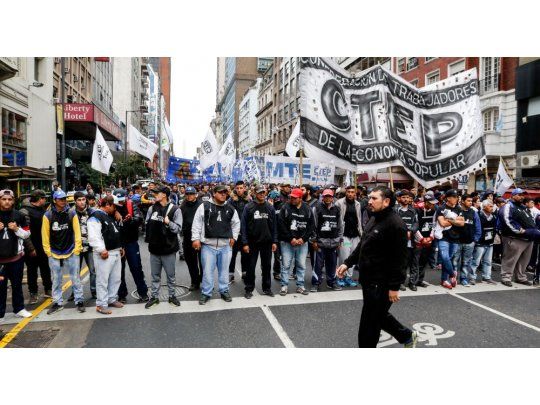 Manifestantes se movilizaron del Obelisco hacia la cartera de Trabajo.