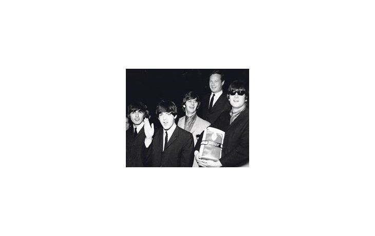 Los Beatles junto a Brian Epstein, el descubridor y primer manager del grupo, que murió en 1967, a los 32 años, de una sobredosis.
