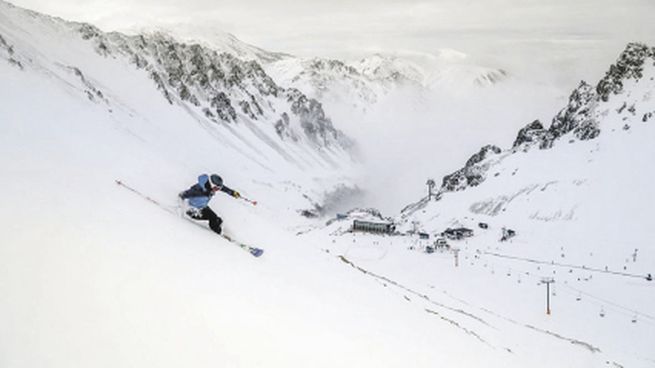 Nieve. Tras recibir fuertes y buenas nevadas se espera que La Hoya esté abierta hasta el 30 de septiembre. Esqui, snowboard, caminata con raquetas y snowcoot son algunas de las actividades que se ofrecen.