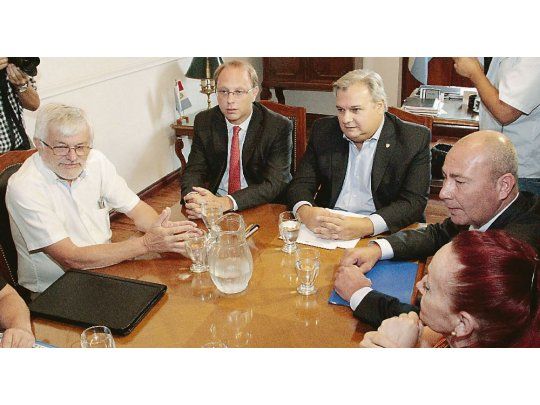 semana clave. Funcionarios santafesinos, ayer durante el round con docentes y estatales.