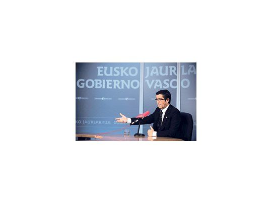 El jefe de Gobierno vasco, el socialista Patxi López, dialoga ayer en un set de la televisión pública de su región. Casi todo el arco político de Euskadi consideró «insuficiente» la oferta de ETA.