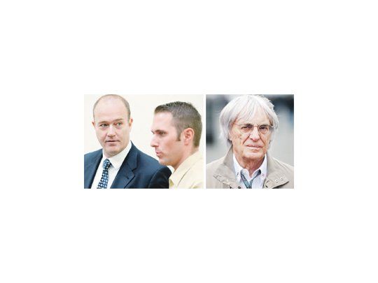 El exbanquero condenado, Gerhard Gribkowsky, acompañado por un oficial de Justicia ayer en Múnich. Confesó que recibió el soborno de Bernie Ecclestone para que la pena no superara 10 años.