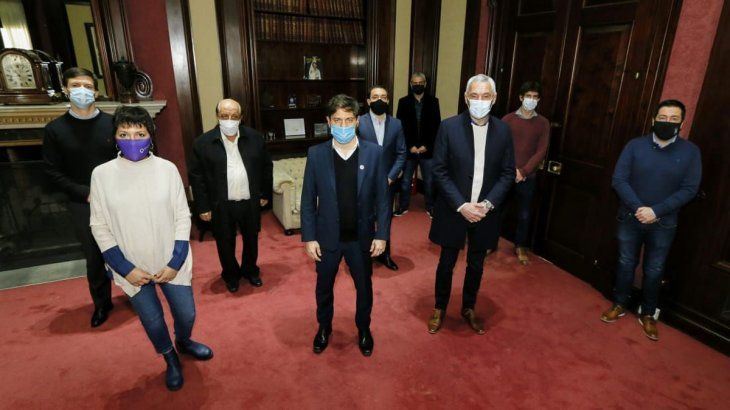 Kicillof con intendentes toma de tierras usurpaciones 3 - 9