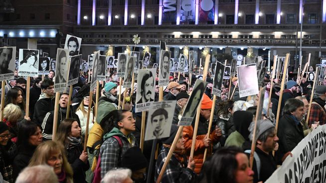 Miles de personas pasaron frente a la Intendencia de Montevideo.