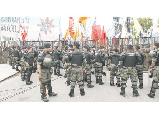Cerrojo. Un fuerte dispositivo de seguridad con despliegue de efectivos, se organizó en la zona de los tribunales federales ante la indagatoria a Cristina de Kirchner. Igual hubo incidentes con manifestantes.