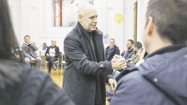 Deporte. Horacio R. Larreta, ayer con 30 deportistas de la delegación argentina de los Juegos Macabeos en el barrio de Monserrat. Serán 800 los argentinos de entre 18 y 55 años en la comitiva que viajará a Israel en julio para representar al país en el segundo evento multideportivo más grande del mundo.