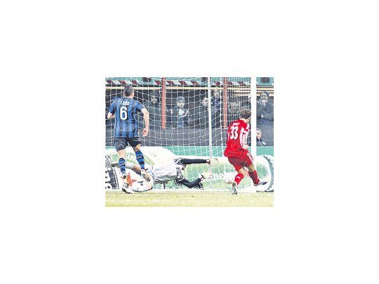 Mario Gómez aprovecha la floja resistencia de Julio César y lo derrota. Bayern le ganó al Inter en el último minuto.