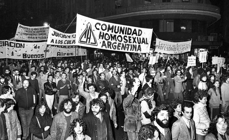 La Comunidad Homosexual Argentina (CHA) en una movilización en reclamo por los desaparecidos.