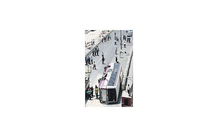Así quedó la escena del ataque de ayer en Jerusalén, reivindicadopor un ignoto grupo terrorista palestino. Ehud Olmertpuso a las fuerzas de seguridad israelíes en estado dealerta.