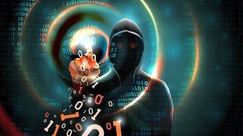 Para acceder a la&nbsp;web oscura&nbsp;generalmente se requiere un navegador especial llamado Tor. Utilizan las convenciones de nomenclatura de dominios .onion en lugar de .com o .net .&nbsp;Incluso Facebook tiene su propia presencia en la web oscura.