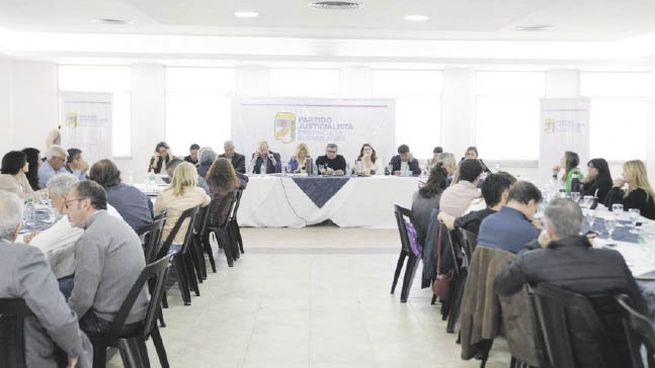 cumbre. Máximo Kirchner encabezó ayer la reunión del PJ bonaerense y acordó movilizarse por el 17 de octubre, y reprogramó para el 5 de noviembre el congreso provincial que iba a realizarse el 3 de septiembre en Merlo.