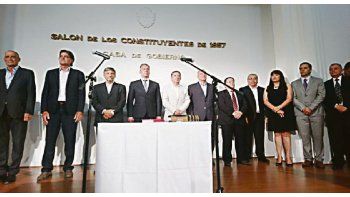 Juramento. El gobernador de Chubut puso en funciones al nuevo gabinete con un acto ayer en la Casa de Gobierno provincial. Busca alinear a sus ministros bajo su liderazgo y dar señales al gobierno nacional.