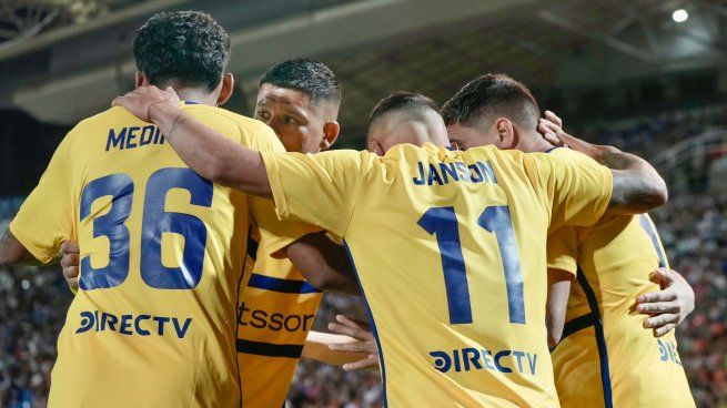 Abrazados a una ilusión. Boca ganó y quedo a la expectativa de su clasificación a la Copa Libertadores. Depende de varios resultados. 