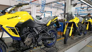Unidades de Suzuki en planta industrial. En la Argentina se ensamblan desde modelos de entrada hasta opciones de aventura y pista.