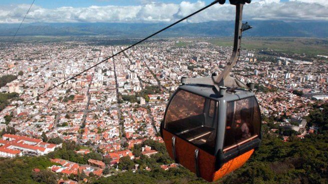 El recorrido hacia la cima incluye un avistaje único de aves autóctonas y una inmersión en la historia religiosa local.