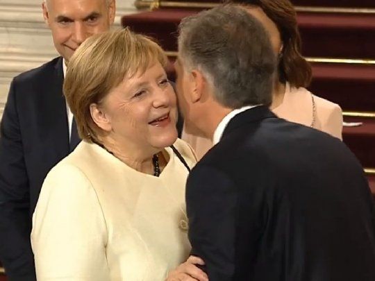 Merkel llegó al país y se dirigió al Teatro Colón para participar de la función y cena de gala.