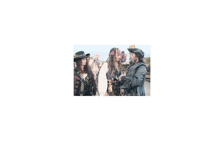 La presencia de Penélope Cruz, como novia de Jack Sparrow (Johnny Depp), le da también un atractivo romántico a la cuarta parte de «Piratas del Caribe».