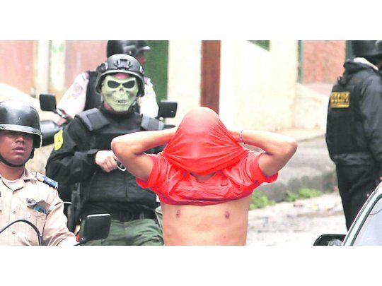 ESCUADRONES. Hasta su prohibición, a mediados del año pasado, los efectivos policiales usaban máscaras durante la realización de operativos.