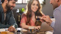 Las bebidas como el café, el vino y el té son bebidas que contienen pigmentos de color intensos llamados moléculas cromógenas, las cuales pueden alterar el color del esmalte dental.