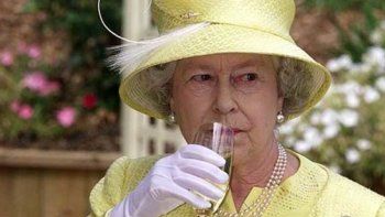 Se trata de ginebrasaborizada con limón, verbena, frutos rojos y hojas de mora recogidas de losjardines de la reina Isabel II en el Palacio de Buckingham