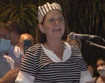 Patricia Bullrich exlamó ¡Libertad ya para Formosa!, disfrazada de presa en una acto en Clorinda.
