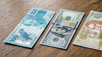 La suba del petróleo por el cierre del estrecho de Ormuz inyectó dólares en la economía brasileña y fortaleció su moneda, a diferencia del peso uruguayo.