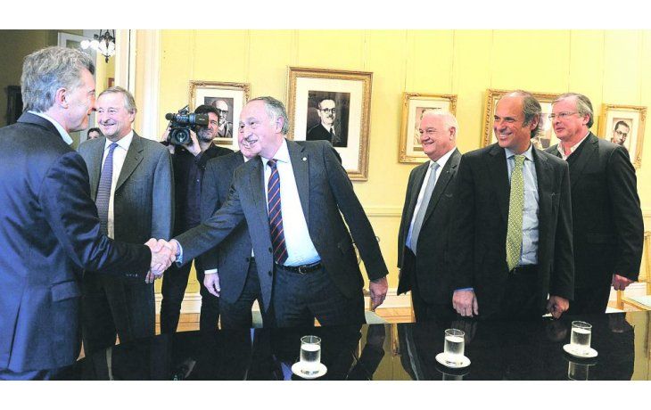 ámbito.com | Conocidos. El presidente Mauricio Macri saluda al titular de la UIA, Miguel Acevedo, viejo conocido de la actividad gremial empresarial.