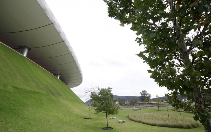 El Estadio Akron esta rodeado por un talud de pasto natural que amortigua las altas temperaturas de la zona. El Estadio Akron esta rodeado por un talud de pasto natural que amortigua las altas temperaturas de la zona.