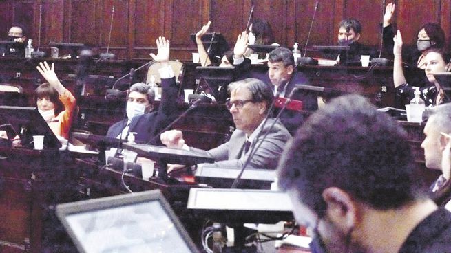 Ddivididos. La votación del Presupuesto contó con 21 votos afirmativos y 15 negativos. Se tomaron en cuenta las proyecciones de inflación, crecimiento y tipo de cambio de la pauta de gastos nacional para el año próximo.