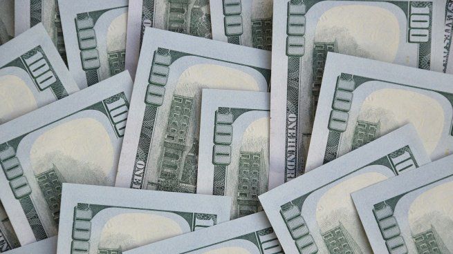 El dólar blue bajó $70 y cerró a $1.405.