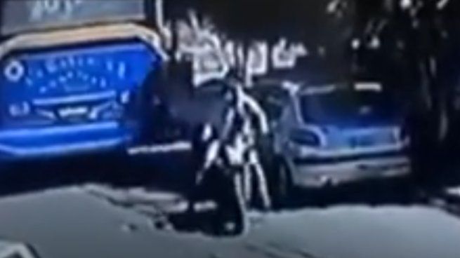 Los delincuentes dispararon desde su moto mientras escapaban del lugar.
