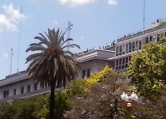 Crónica y fotos de una asunción acalorada en la Plaza de Mayo (foto 21)