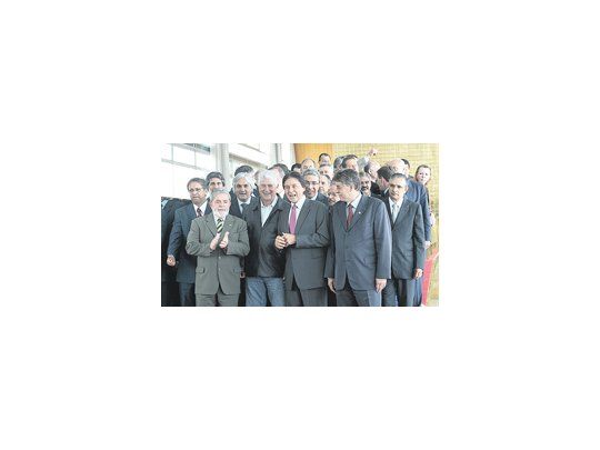 Luiz Inácio Lula da Silva se reunió ayer en Brasilia con los gobernadores y senadores oficialistas electos el domingo para pedirles un compromiso adicional con la campaña de Dilma Rousseff.