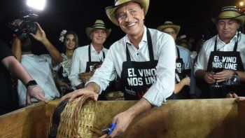 Festejos. Rodolfo Suarez, durante la tradicional cosecha en el Aeropuerto Internacional de Mendoza previa a la celebración final.