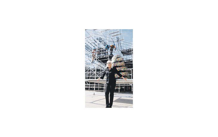 Marta Minujín posa con la estructura de La Torre de Babel de Libros que se erigirá con volúmenes llegados de todo el mundo y en todas las lenguas conocidas en la Plaza San Martín porteña.