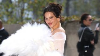 Rosalía estaría en pareja con Loli Bahía, una modelo francesa. Rosalía estaría en pareja con Loli Bahía, una modelo francesa.