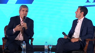 El ministro de Economía, Luis Caputo, junto a Juan Ignacio Abuchdid (Grupo IEB).