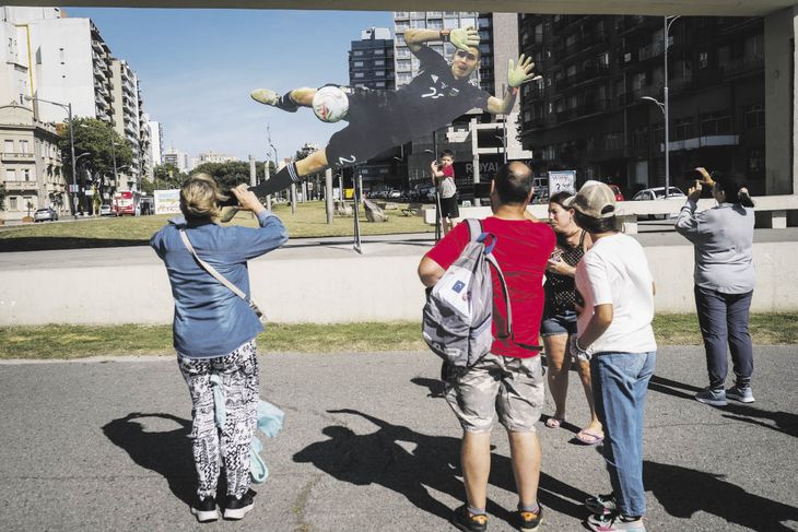 impacto. Una masiva caravana recibió ayer a Julián Álvarez en Calchín (Córdoba). Emiliano “Dibu” Martínez, entre una gigantografía, la promesa de una estatua de bronce y el proyecto de poner su nombre al estadio local.