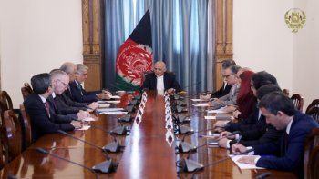 PASO. El representante estadounidense, Zalmay Khalilzad, se reunió ayer con el presidente afgano Ashraf Ghani para presentarle el borrador de las negociaciones.&nbsp;