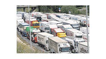 Bloqueos de camioneros. El aumento de los costos por el encarecimiento de los combustibles conmociona a Europa.