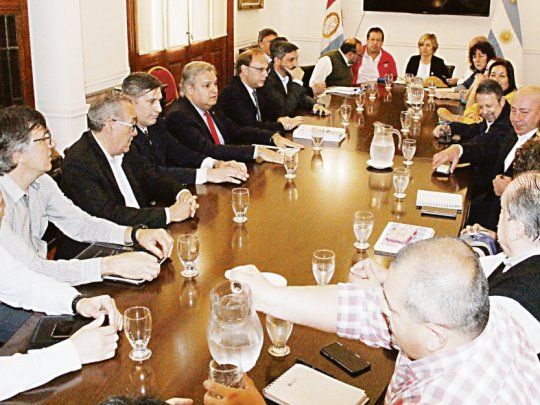 Diálogo. El Gobierno de Santa Fe recibió ayer a gremios, ante quienes expuso las dificultades que deberá afrontar por una recaudación menor a la inflación. Garantiza gatillo para haberes de agosto.