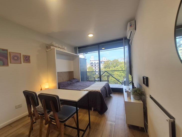 Departamento amoblado con salida a balcón: el formato listo para habitar impulsa el alquiler mensual, un segmento que crece frente al modelo por noche