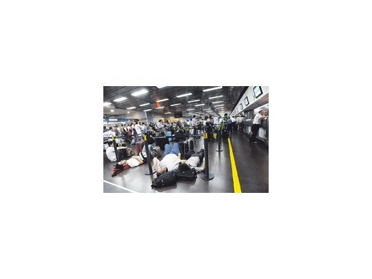 Ayer se normalizó lentamente el movimiento de aviones en todo el país después del desperfecto informático que paralizó los vuelos el lunes a la tarde. Ya hay guerra política. El público, sin explicaciones.