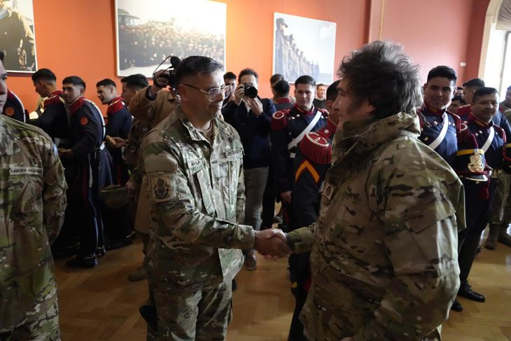 El encuentro entre Milei, los granaderos e integrantes del Ejército este domingo, en Casa Rosada. El encuentro entre Milei, los granaderos e integrantes del Ejército este domingo, en Casa Rosada.
