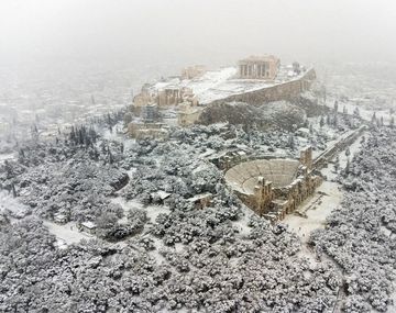 Miles de evacuados en una autopista de Atenas durante un temporal de nieve