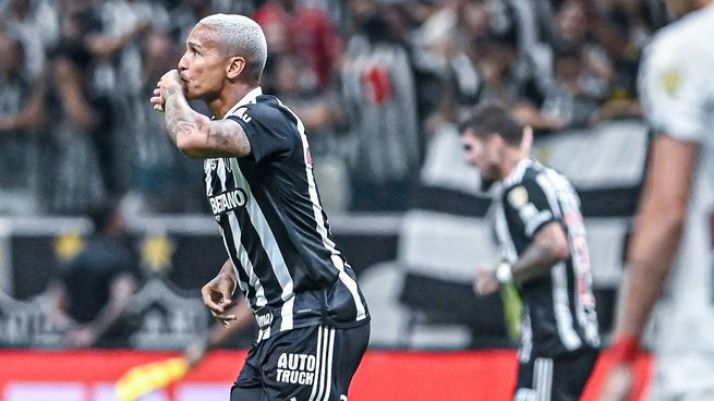 Deyverson anotó los dos tanto de Atlético Mineiro.