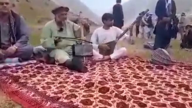 Fawad Andarabi cantaba y tocaba la música tradicional de la gente que, como él, vive en los montes y valles del Hindukush.