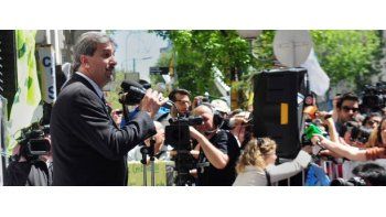 El vocero presidencial, Alfredo Scoccimarro, informó que las Presidente está bien y de buen ánimo desatando aplausos entre los militantes que hacía vigilia.